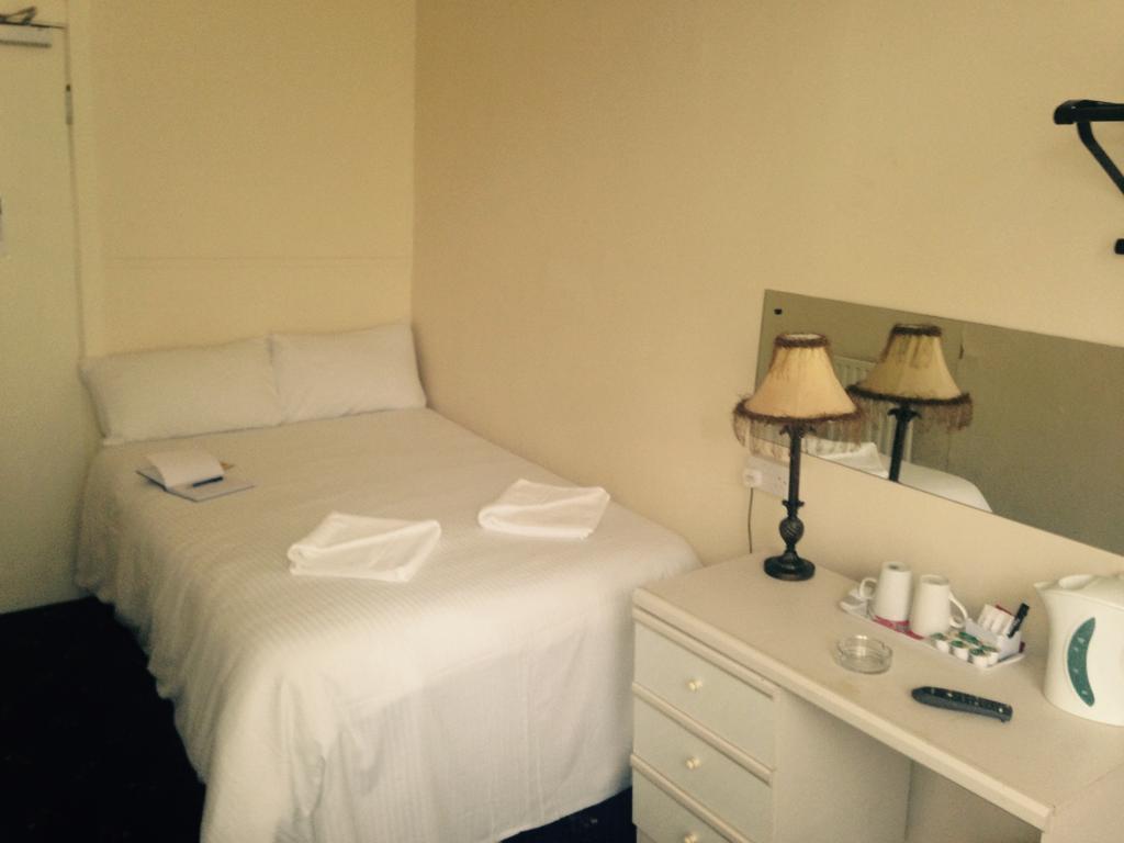 Peek-A-Booze - Budget Hotel - Adults Only Blackpool Habitación foto