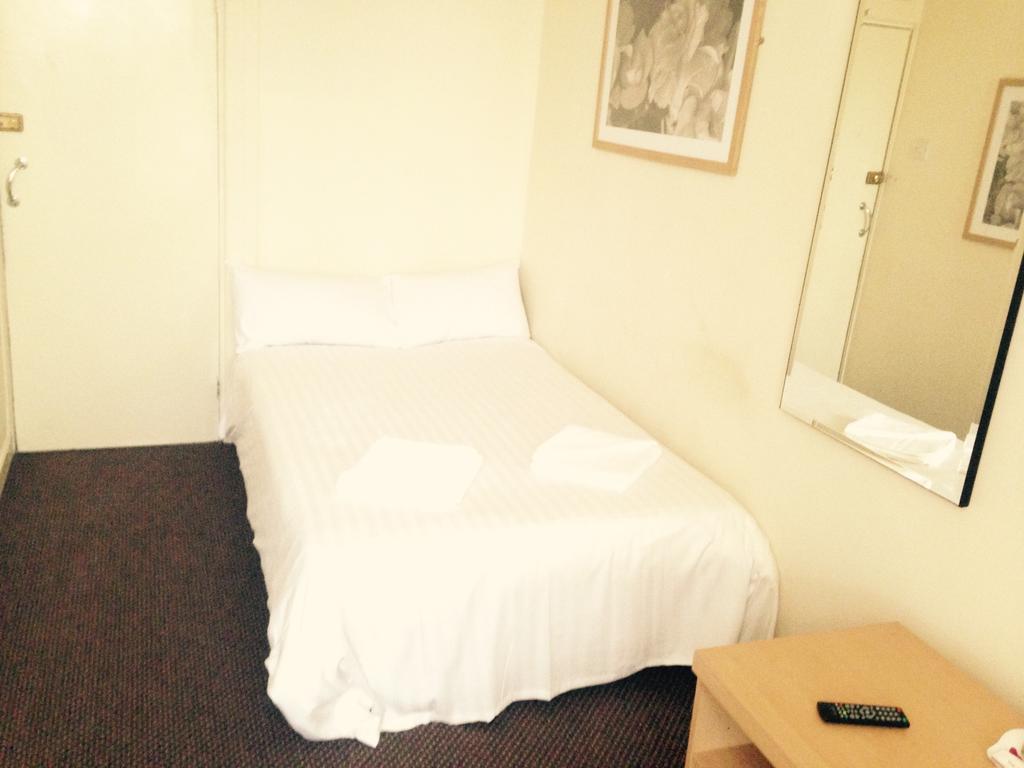 Peek-A-Booze - Budget Hotel - Adults Only Blackpool Habitación foto
